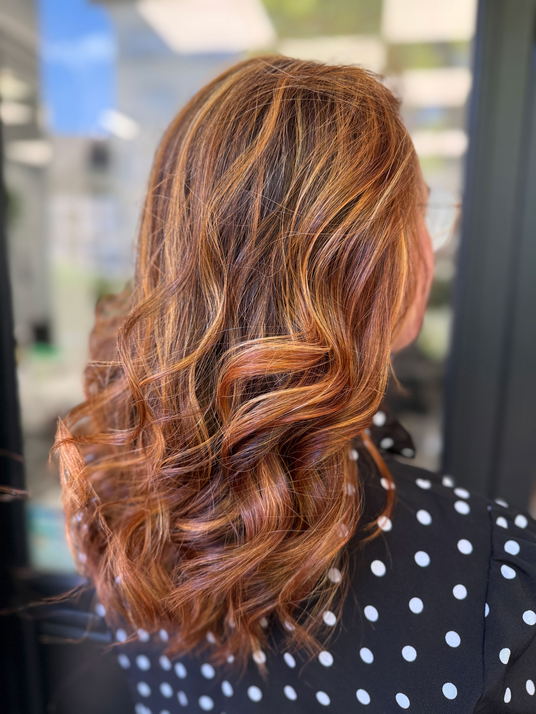 Avant après balayage blond réalisé chez Emma Coiffure au Plessis-Robinson