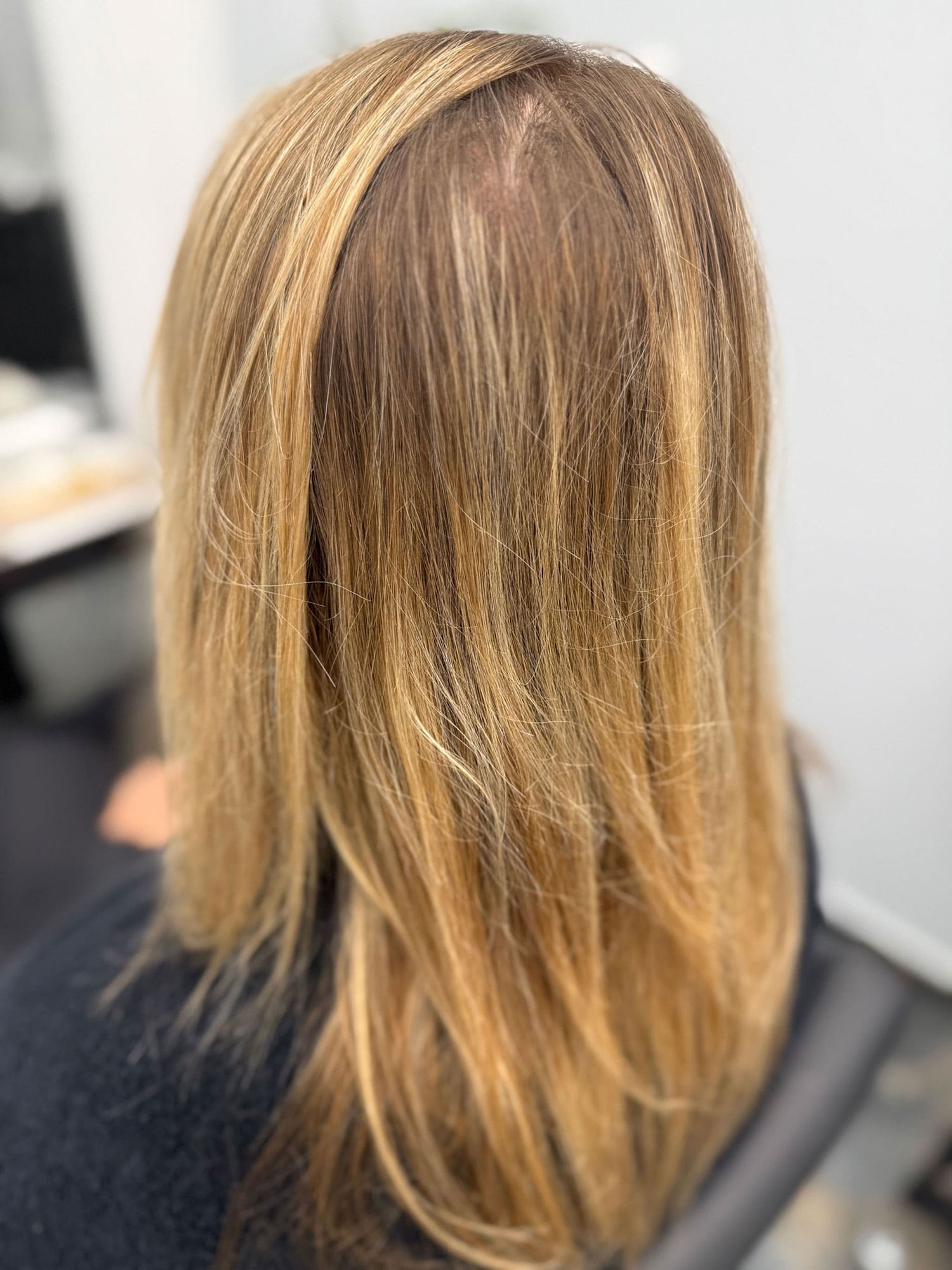 Transformation avant après balayage blond au salon Emma Coiffure Le Plessis-Robinson