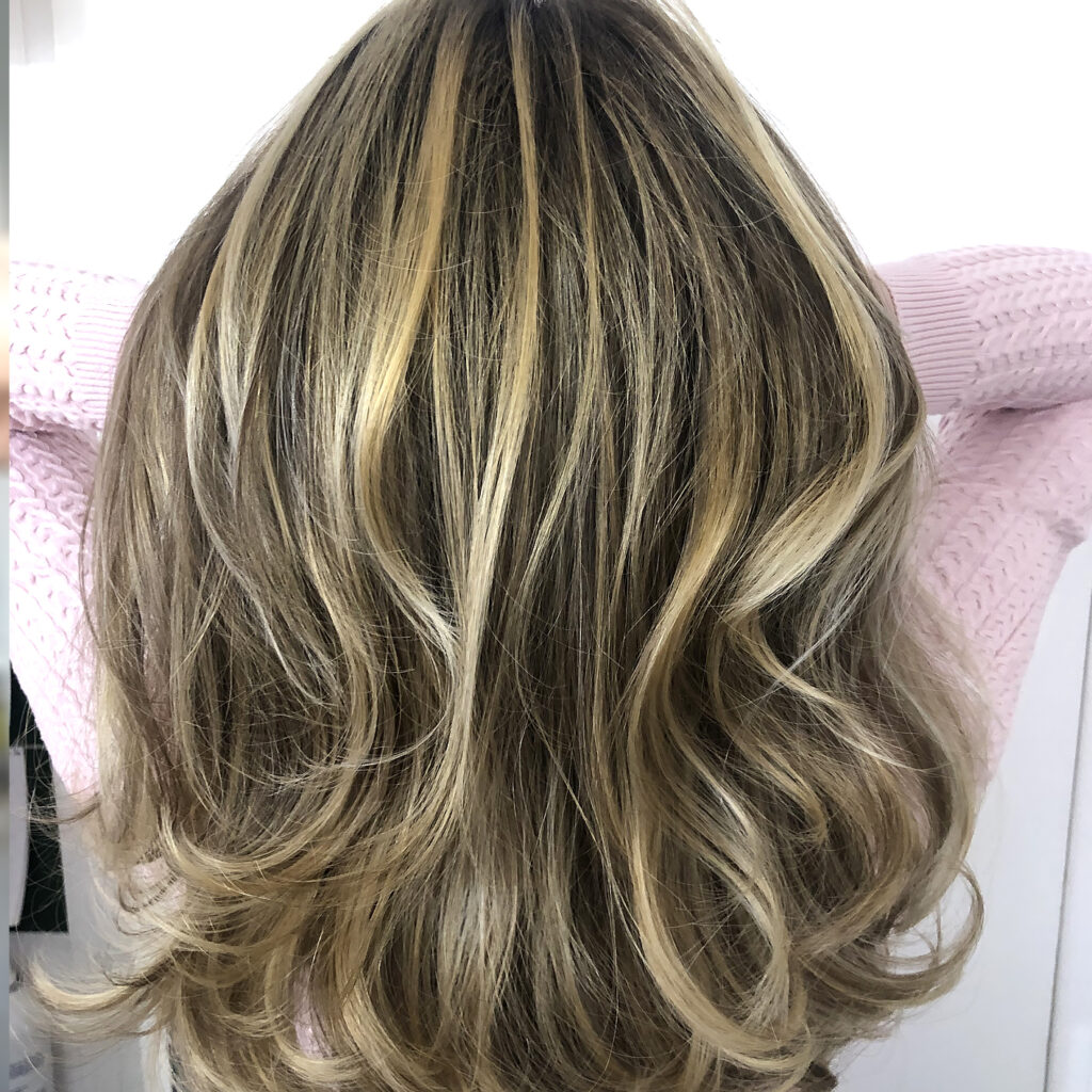 Balayage blond avec mèches contrastées sur cheveux mi-longs réalisé au salon Emma Coiffure à Le Plessis-Robinson (92350)