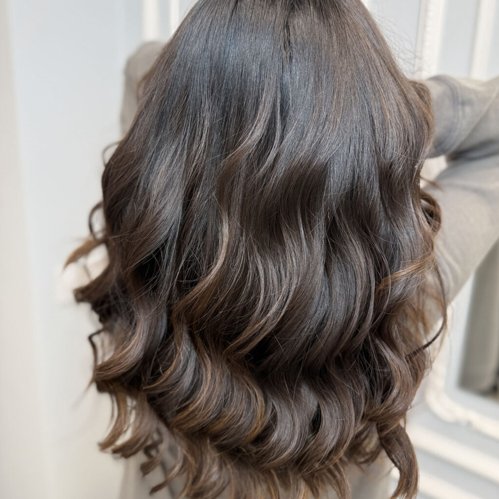 Coloration brune avec ondulations naturelles chez EmMa Coiffure au Plessis-Robinson