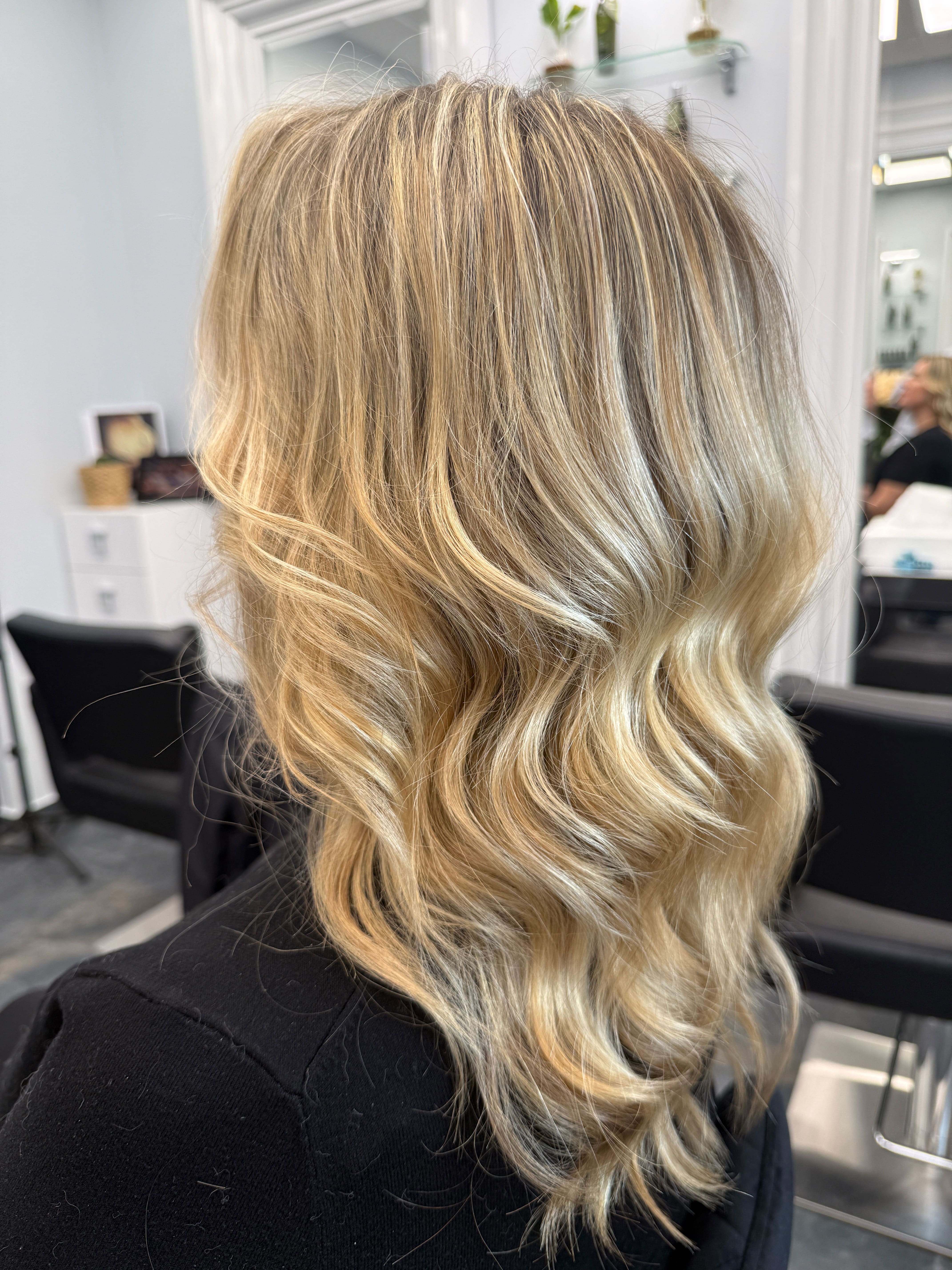 Transformation avant après balayage blond au salon Emma Coiffure Le Plessis-Robinson