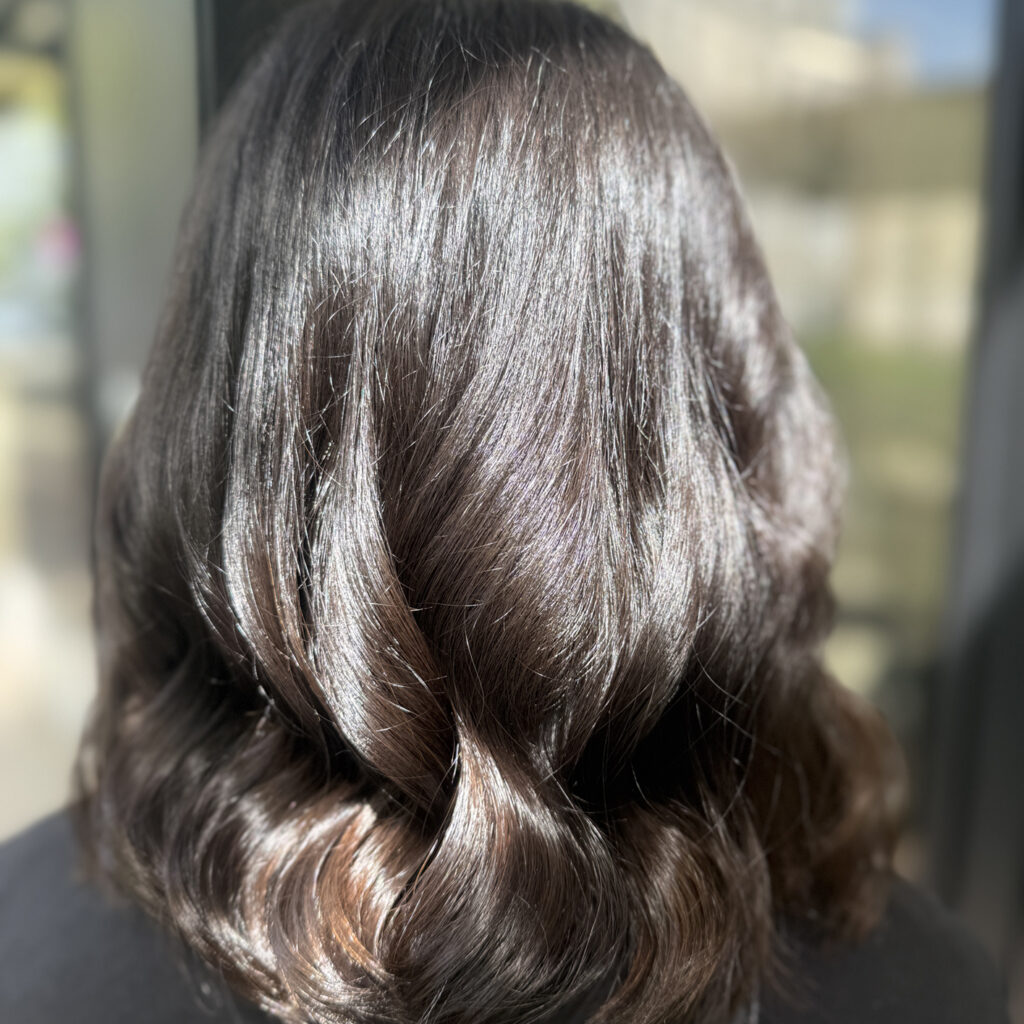 Cheveux brillants après soin capillaire professionnel au salon Emma Coiffure à Le Plessis-Robinson